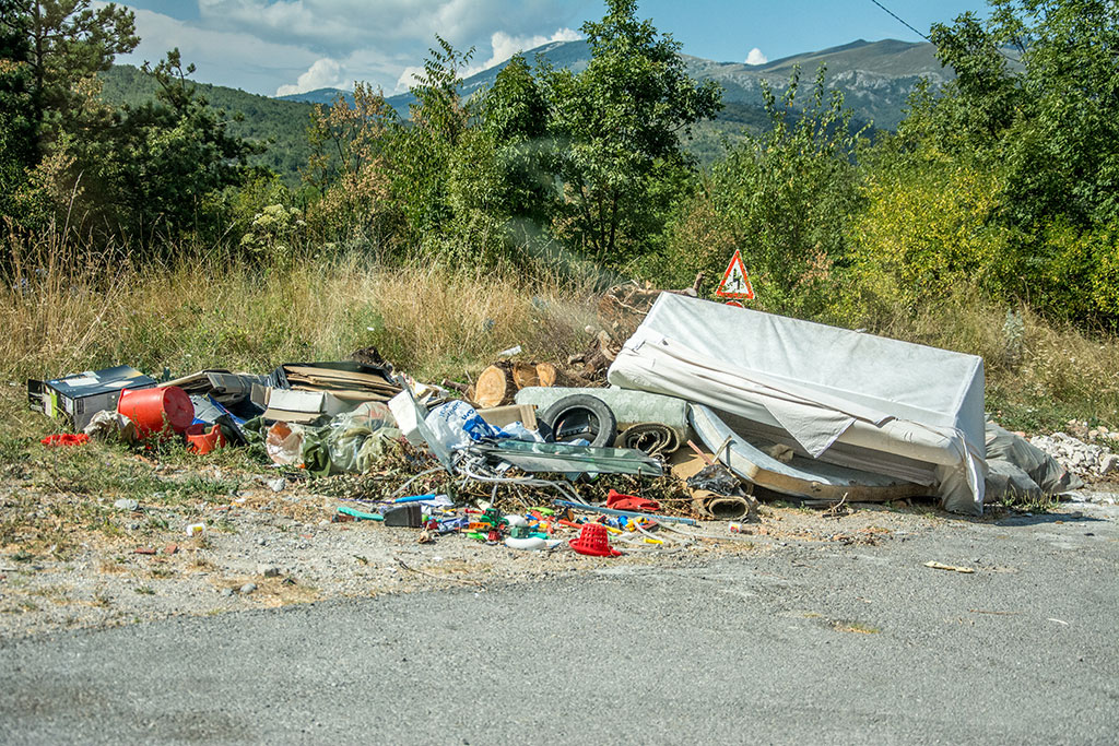 Ilegalni deponij krupnog otpada u Dražicama