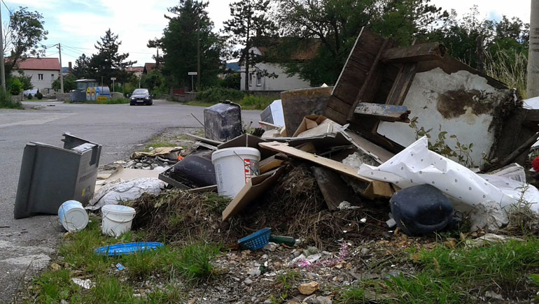 Ilegalni deponij krupnog otpada u Dražicama